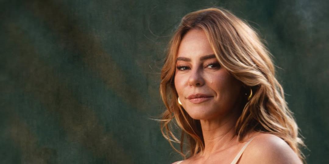 Paolla Oliveira posa de lingerie nas cores do Brasil e revela superstição para jogos da Copa