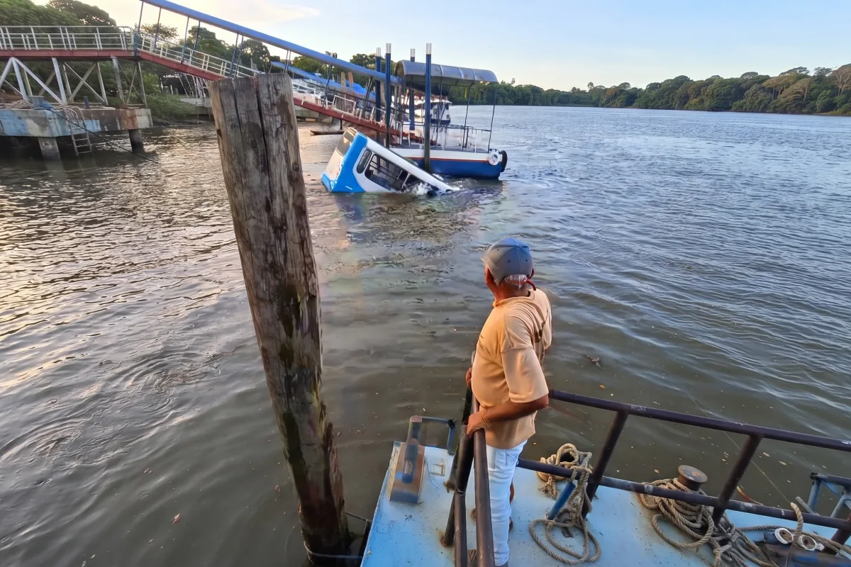 Ônibus com passageiros cai em rio após falha nos freios em Barcarena