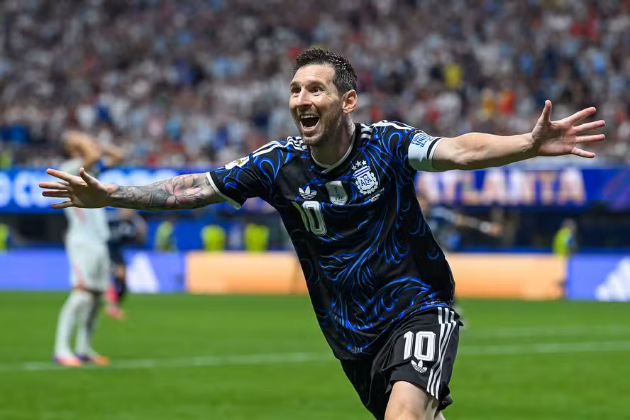 Argentina vira sobre Inglaterra e decide Copa do Mundo contra Espanha