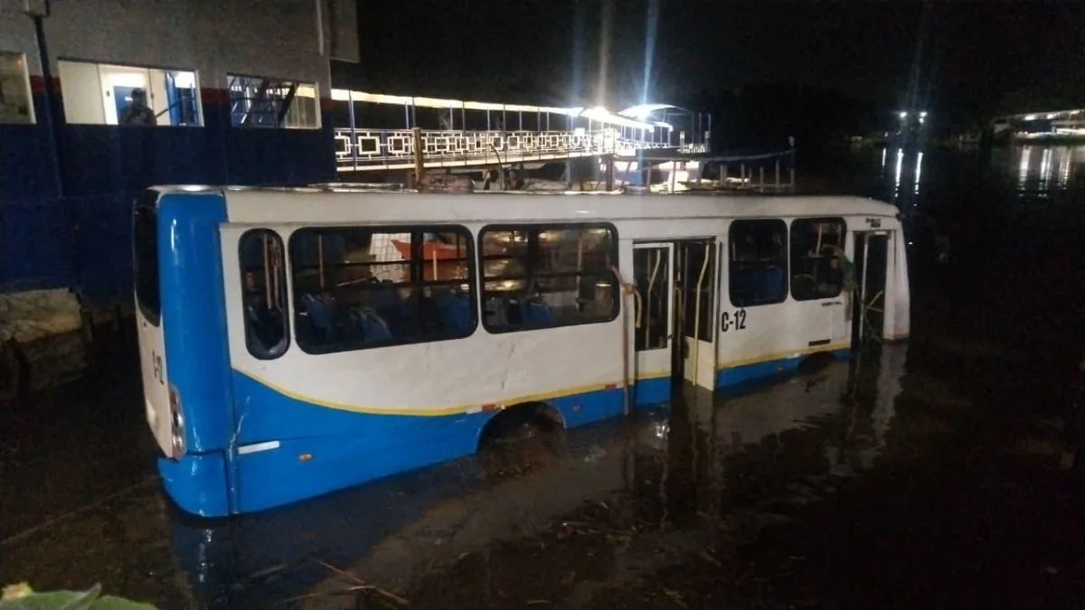 Micro-ônibus que caiu em rio de Barcarena é retirado após operação