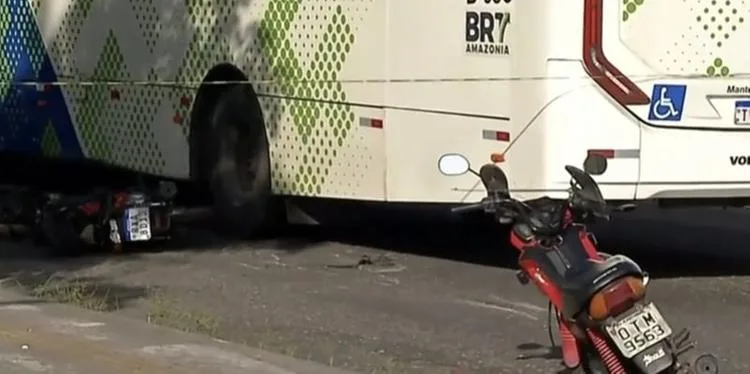 Mulher morre após moto colidir com ônibus do BRT no bairro do Paar, em Ananindeua