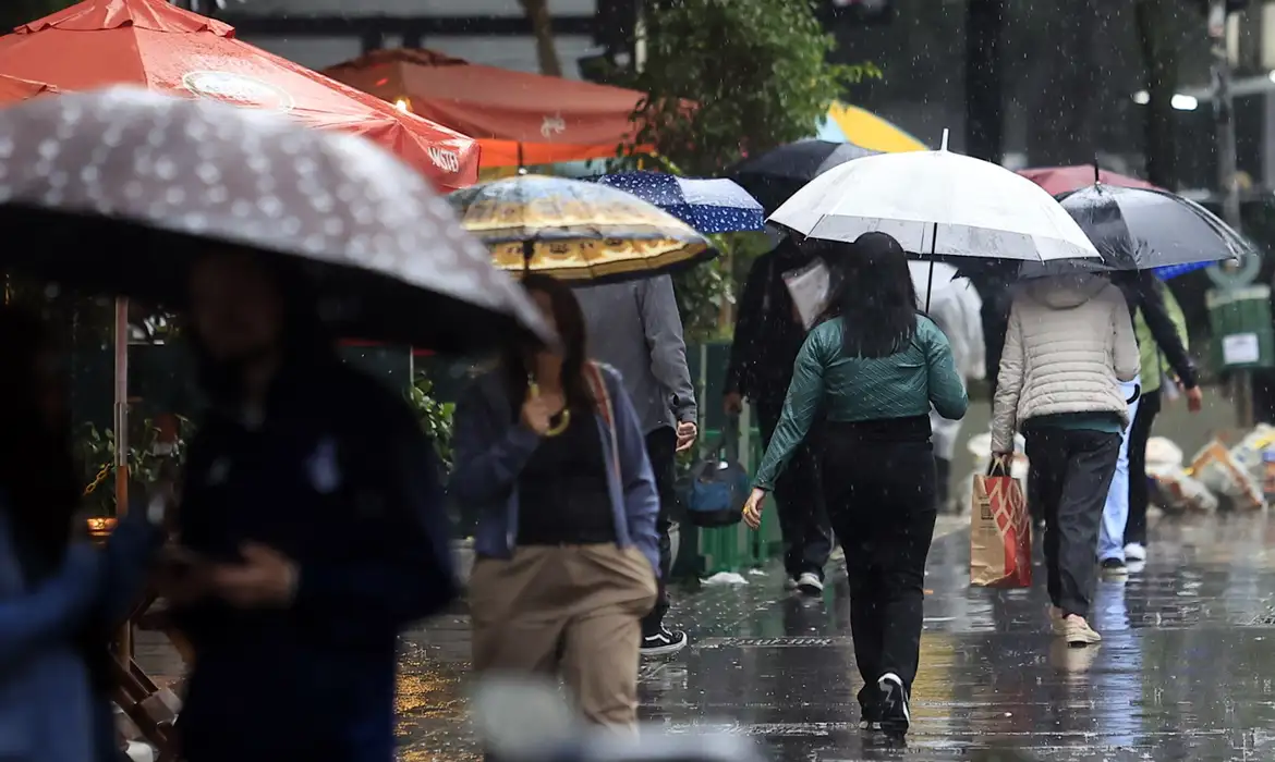 Frente fria avança com risco de granizo no Centro-Oeste, Sudeste e Paraná