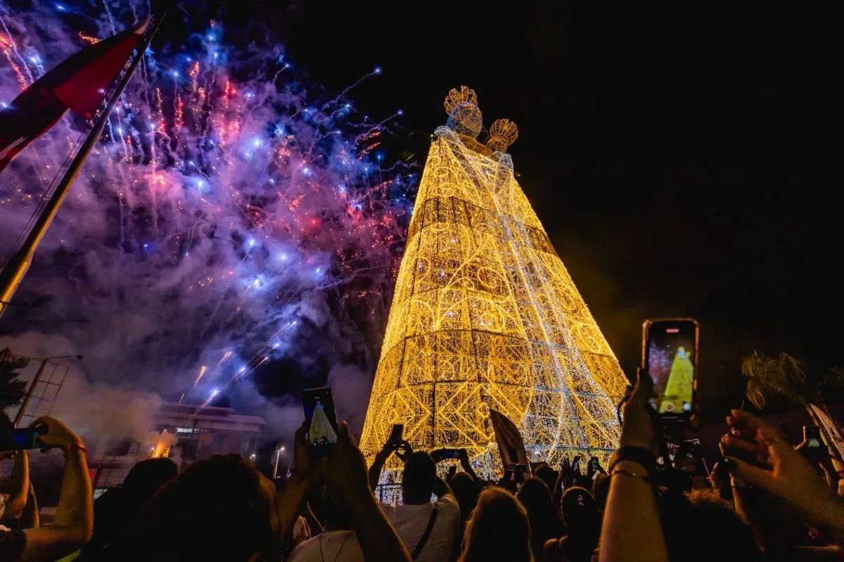 Belém acende imagem de Nossa Senhora de Nazaré na Doca no Círio