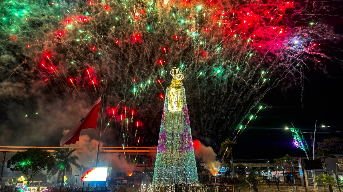 Belém acende imagem de Nossa Senhora de Nazaré na Doca no Círio